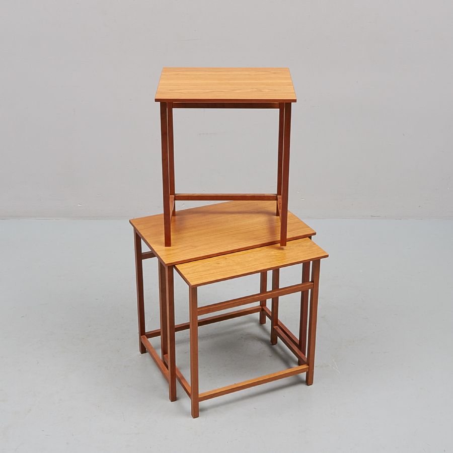 Satsbord, design: Josef Frank, Firma Svenskt Tenn, 3 delar Satsbord, design: Josef Frank, Firma Svenskt Tenn, 3 delar